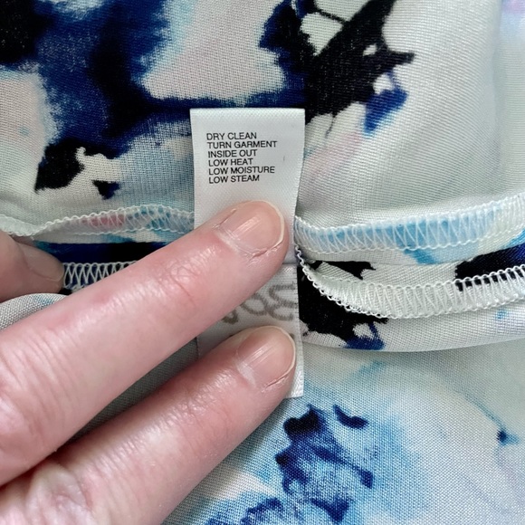 Elegant St. John Silk Sleeveless Top - Size 10 - Picture 8 of 8